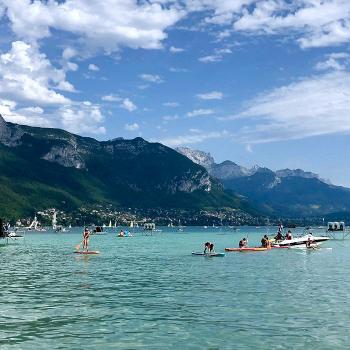 Guide de navigation sur le lac d'Annecy : ports, réglementation et meilleurs spots